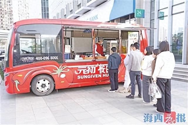 新式早餐车亮相厦门街头.记者 王世伟 摄