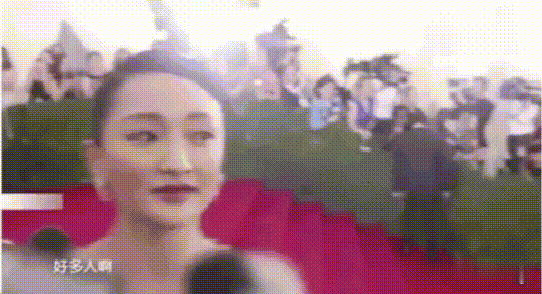 周迅戴着"好多人啊"的表情包工牌周迅工