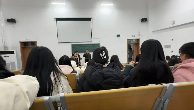 在一个普通的周四晚上结束了我本科生涯的最后一节课……|大学|论文|毕业|来路|坦途_新浪新闻