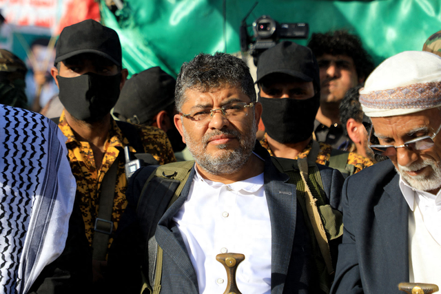 1月12日，也门首都萨那，胡塞武装“最高革命委员会”主席穆罕默德·阿里·胡塞参加美英发动袭击后的抗议活动 图自外媒