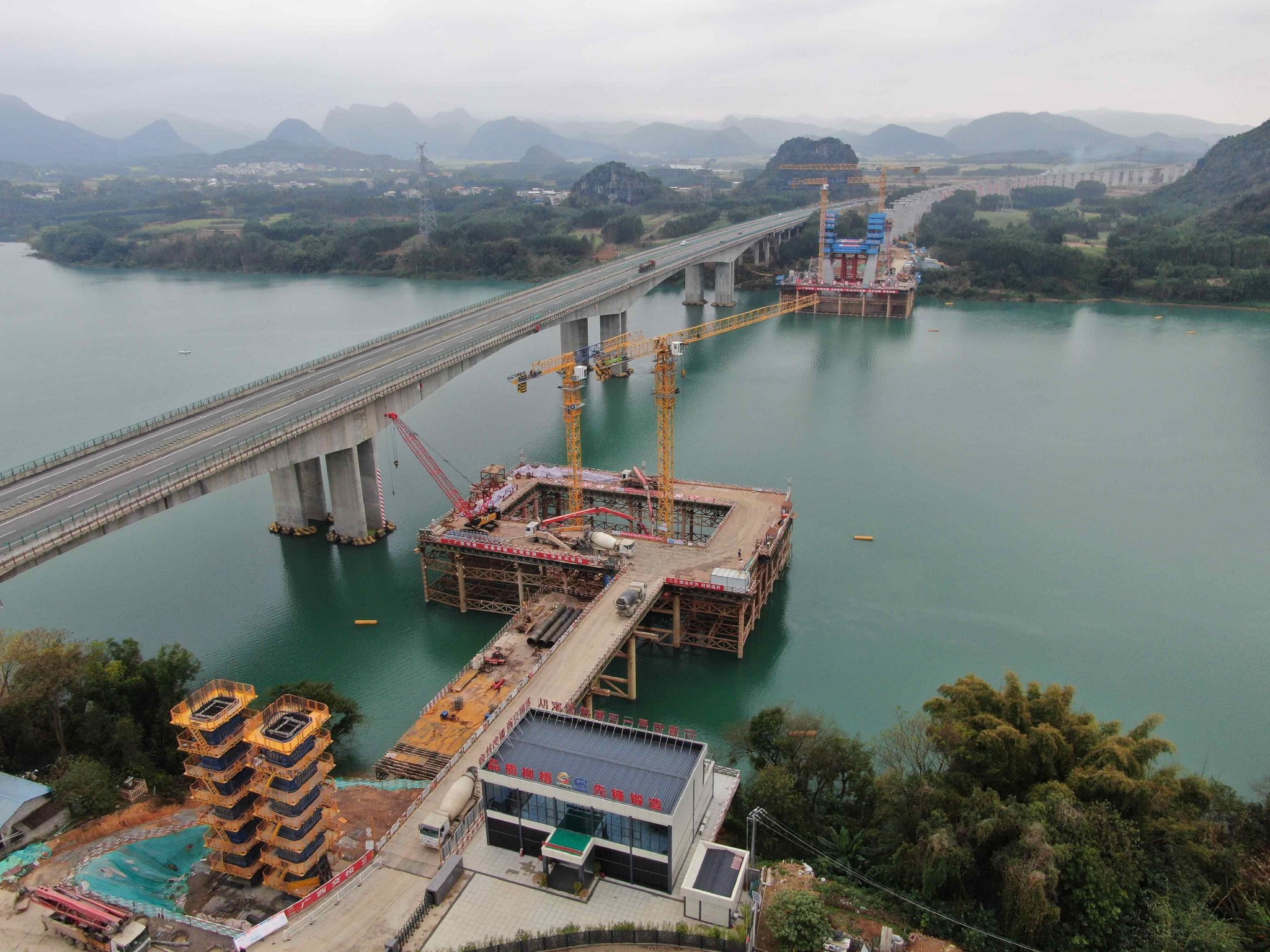 浇筑中的柳梧铁路盘龙柳江特大桥32#墩.中铁大桥局集团有限公司供图
