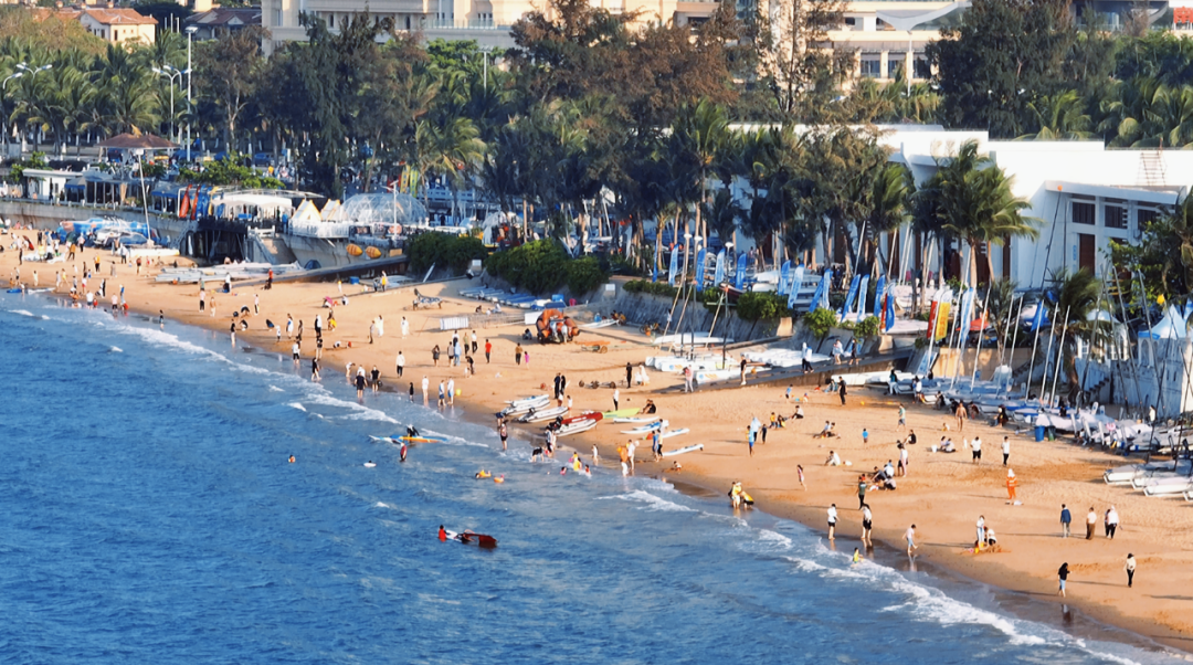 海口假日海滩上游人如织,热闹非凡.