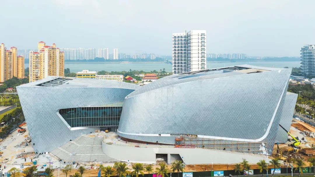 1月3日,正在建设中的海南省非物质文化遗产展示中心项目,外观造型独特
