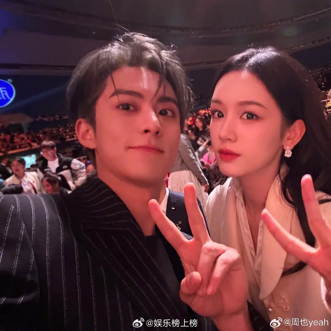 周也微博之夜合照来了,每张都对我眼睛很友好|周也|微博之夜_新浪新闻