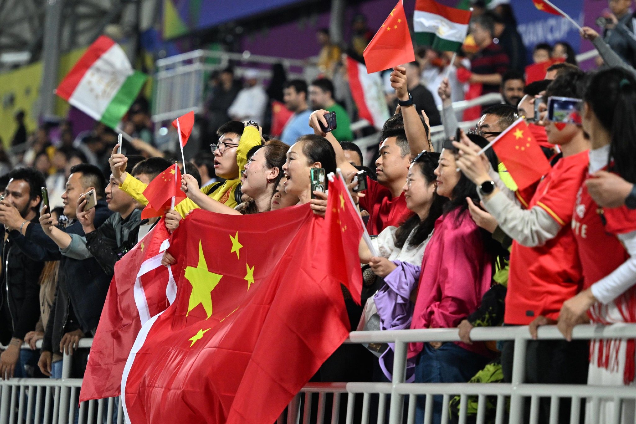 球迷为国足加油助威.
