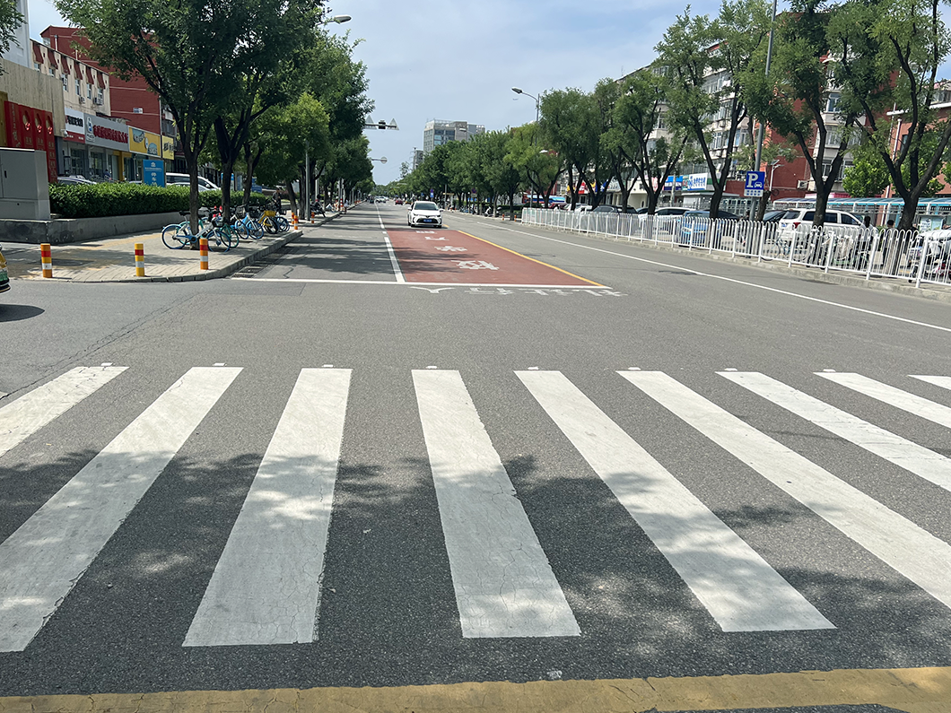 石园小学路口新施划的标线.(资料图)