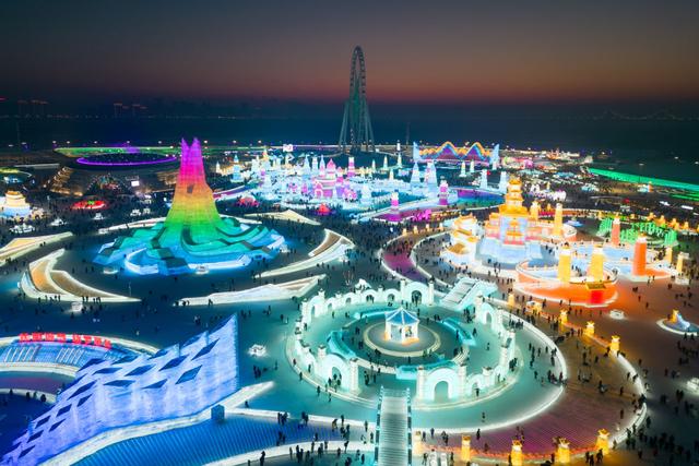 6969游客在哈尔滨冰雪大世界园区内游玩(无人机照片,1月9日摄).