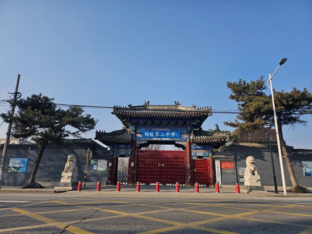 杨镇二中校门口新施划的黄色网格线