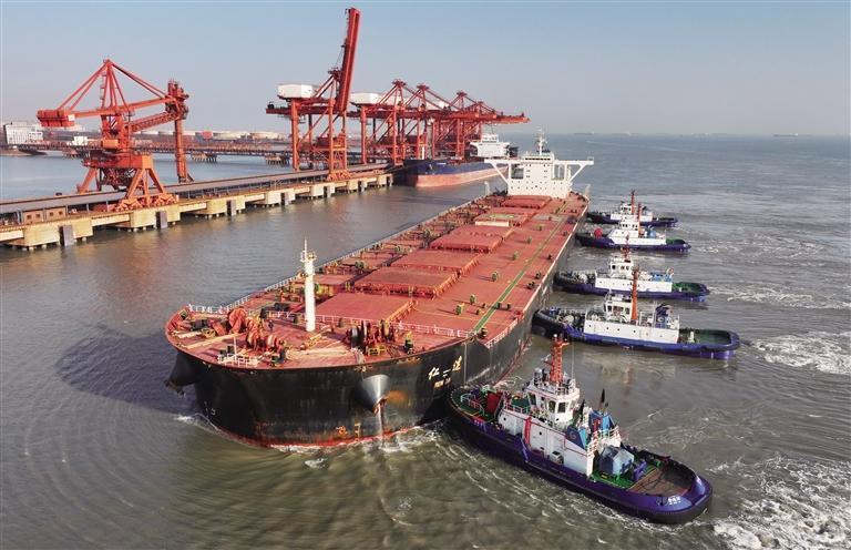 1月12日,一艘轮船在拖轮的协助下向唐山港曹妃甸港区矿石码头靠泊.