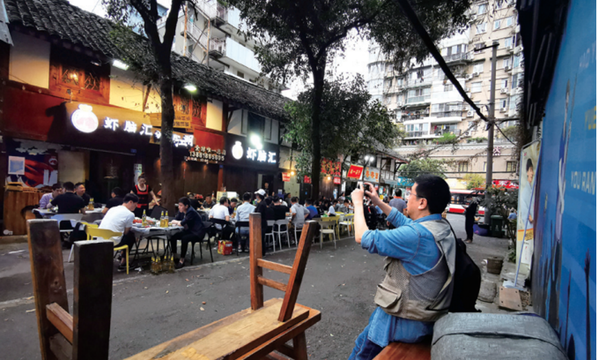 黄昏时分的十一街(《成都街头美学》插图).