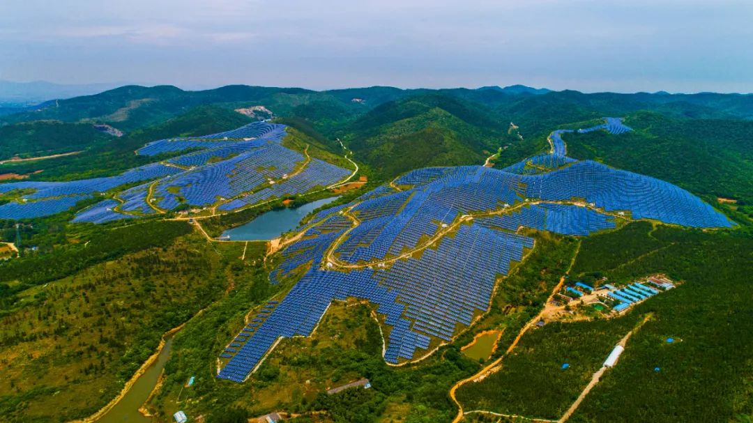 由阳光电源建设的位于巢湖市夏阁镇,柘皋镇,苏湾镇交界处的50mw荒山