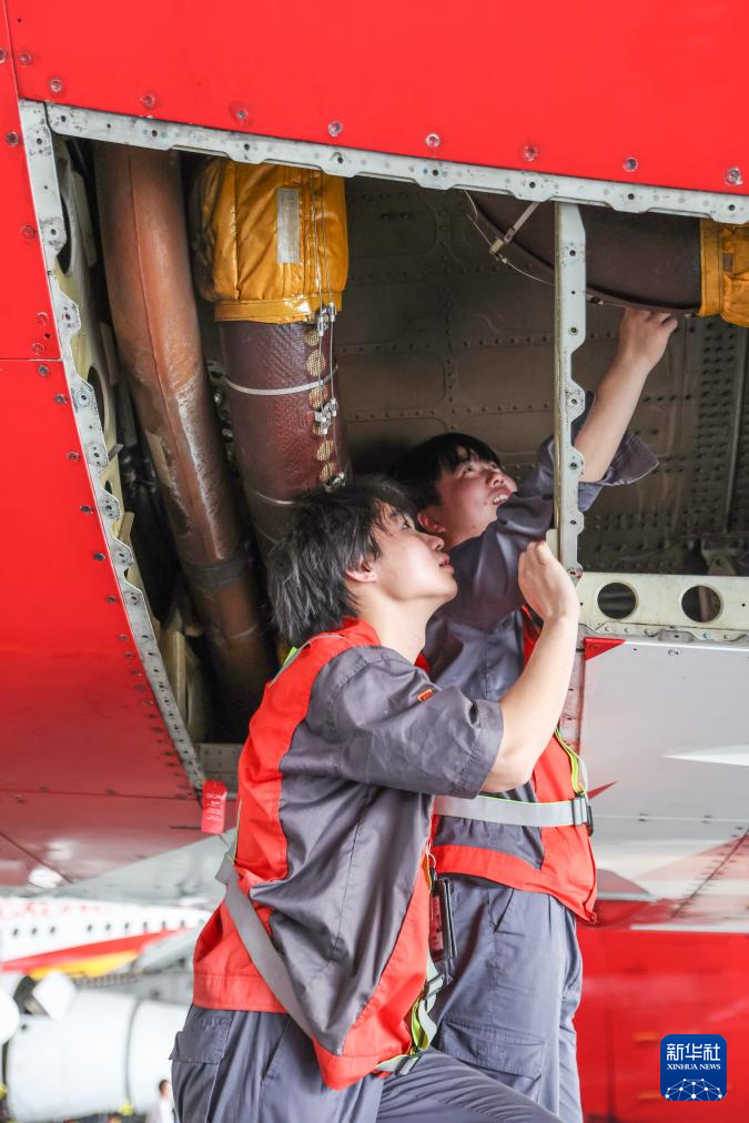 1月12日，海航技术旗下大新华飞机维修服务有限公司的机务维修人员对进境飞机进行检修。新华社记者 张丽芸 摄