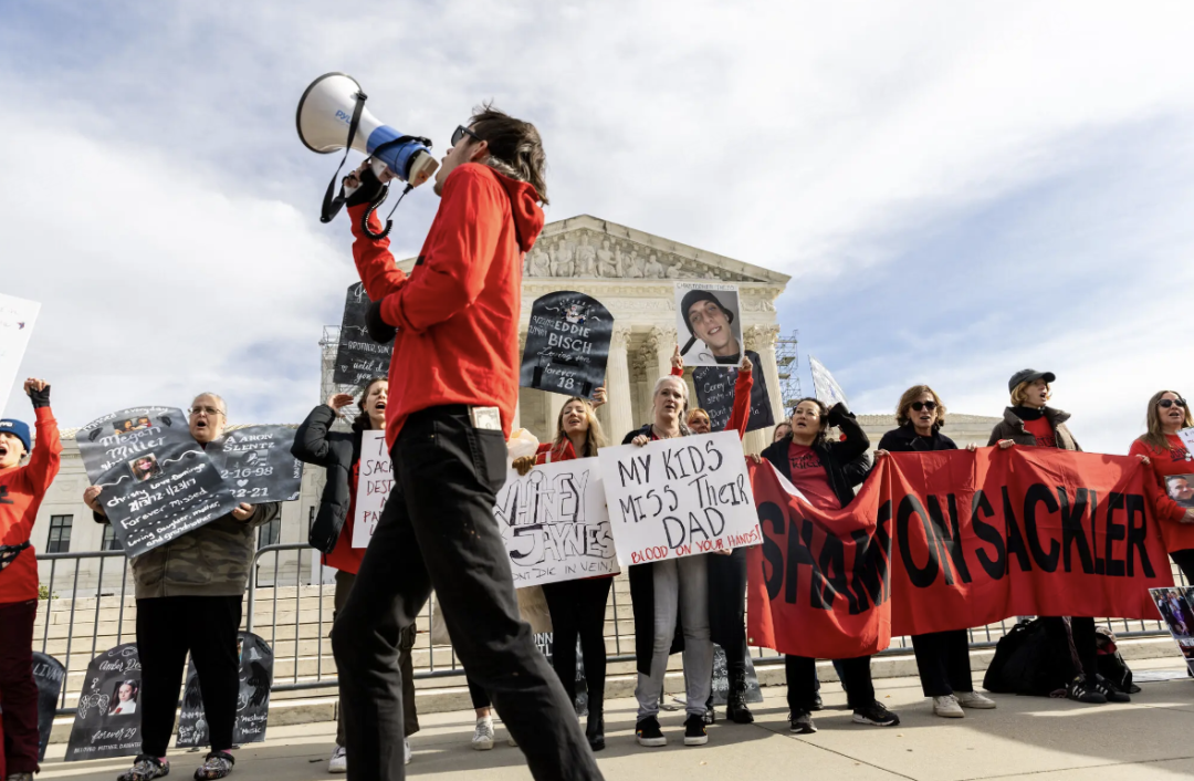 12月4日，抗议者聚集在最高法院门前，一块抗议牌上写道：你的双手沾满鲜血。