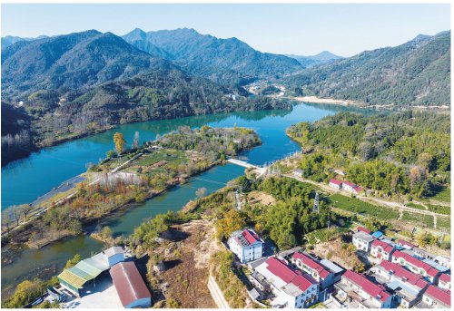 冬日的秋浦河,水清岸绿,生态环境优美. 肖本祥 摄