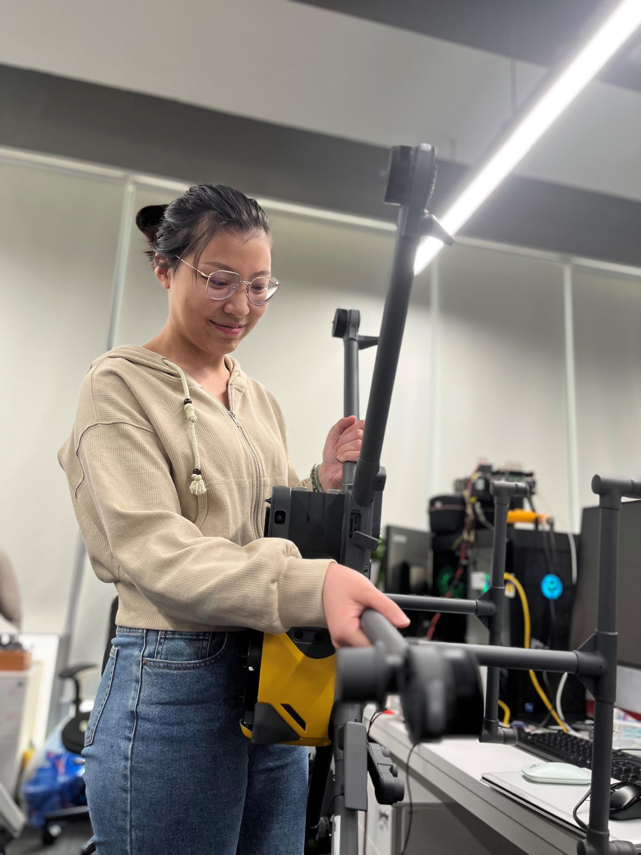 "95后"女生扎根深圳 在"天空之城"御风前行