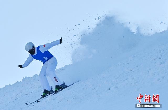 图为运动员张一帆在男子个人比赛中.中新社记者 张瑶 摄