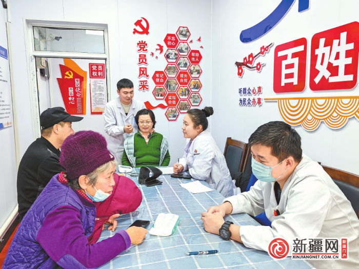 近日,在米东区石化街道光明社区党群服务驿站,医护人员正在为居民提供