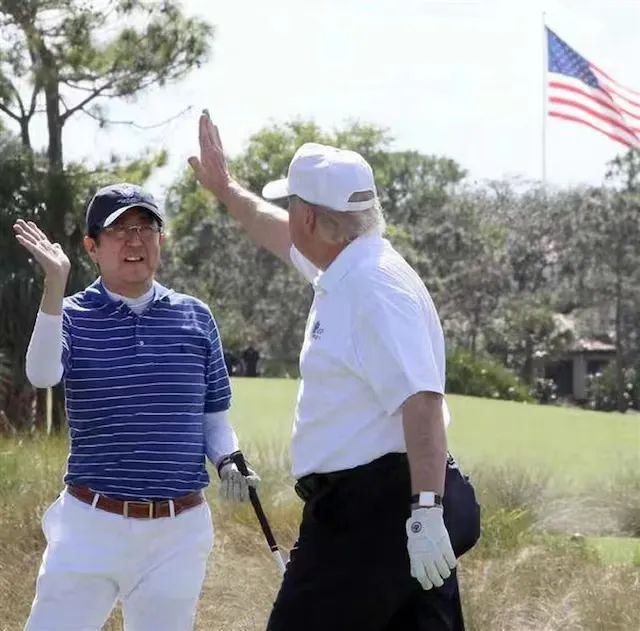 图为2017年2月11日安倍(左)与特朗普在佛罗里达州打高尔夫时的画面