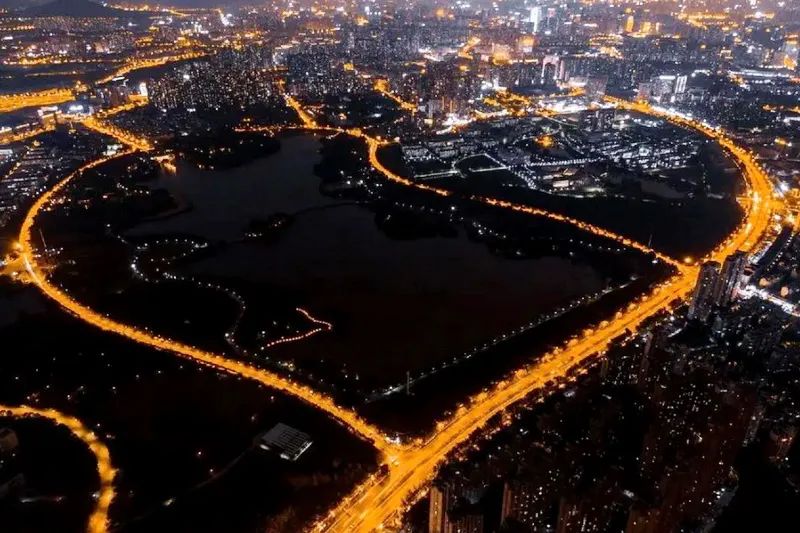 翡翠湖心形道路夜景.