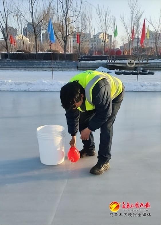 乌鲁木齐天山公园冰场,浇冰师正在填补冰缝.记者荆一龙摄