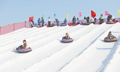 1月7日，甘肃省平凉市崆峒区崆峒古镇一处滑雪场开门迎客，诱骗了不少搭客前来体验冰雪通顺乐趣。郑兵摄（影像中国）