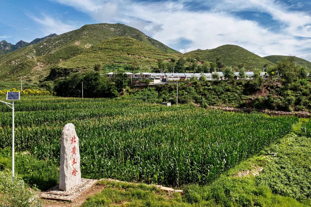 涞源县金家井乡北黄土岭村俯瞰图.齐保利 摄