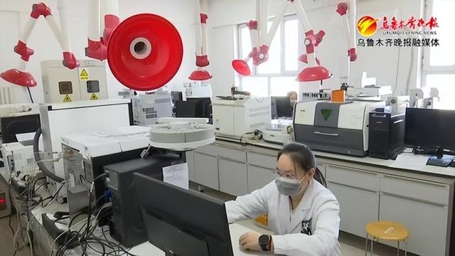 　　1月16日，在乌鲁木齐谱尼测试科技有限公司环境有机仪器二室，实验人员正进行大气环境空气质量的检测。记者牟敏摄