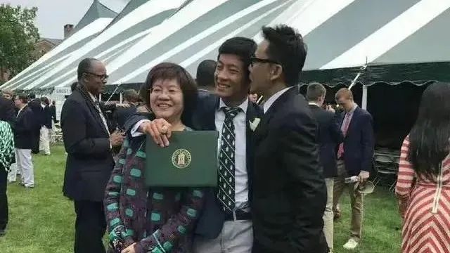 2017年，在儿子的高中毕业典礼上