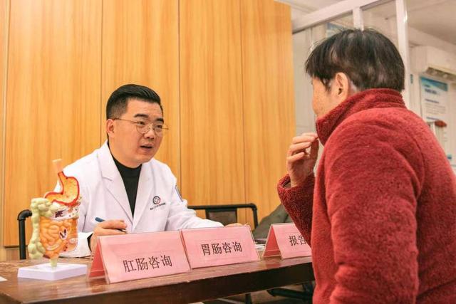 为有需要的居民进行电子肛门镜检查,并有专家当场对检查结果进行解读