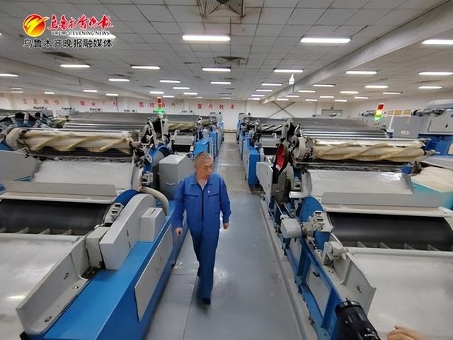 　　1月15日，在新疆天山毛纺织股份有限公司羊绒分梳车间，工人正在巡检设备。记者牟敏摄