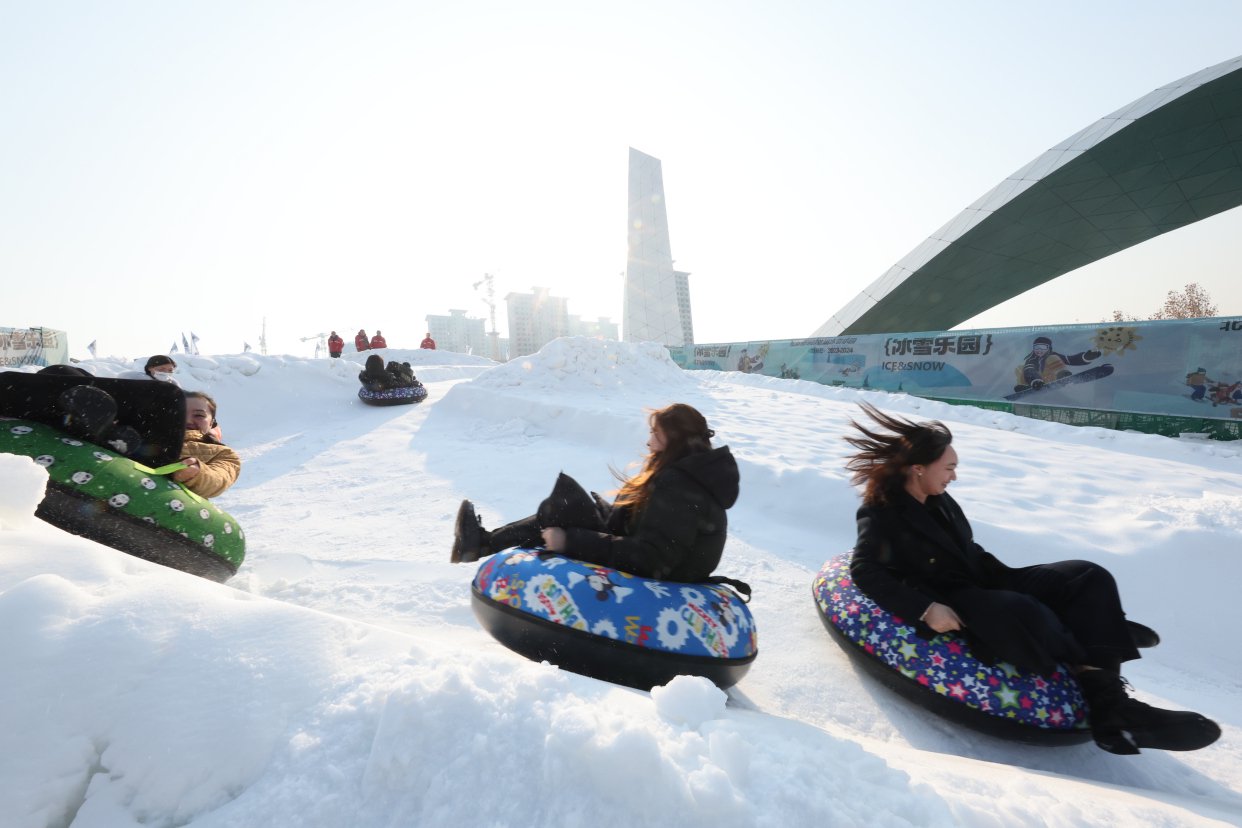 北京园博园冰雪乐园搭建了"s弯"雪圈滑道_新浪财经_新浪网