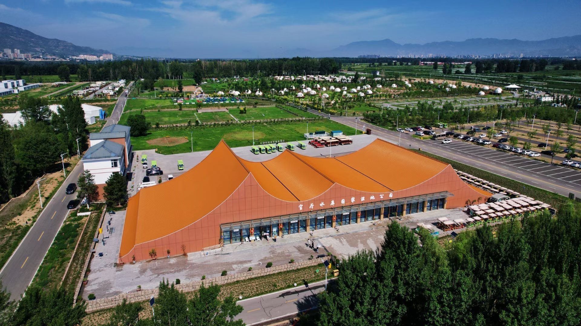 怀来官厅水库国家湿地公园游客接待中心.徐新宇 摄