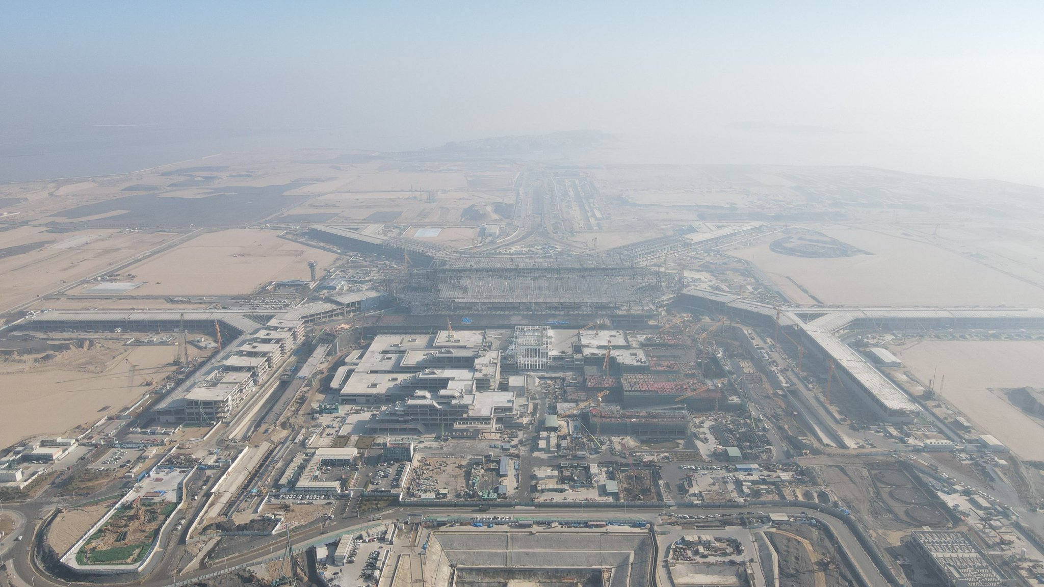 1月18日厦门翔安机场航站楼指廊主体钢结构全面封顶.林航 摄