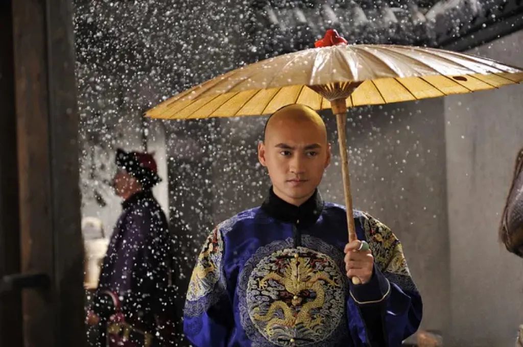 袁弘曾有过"唐人三宝""古装美男""好老公""好爸爸"等标签,而这回,岳鹏