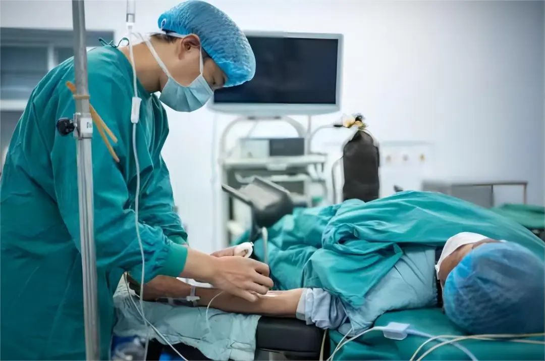 w医生和同事会比外科医生早至少半个小时进入手术室,开始各项麻醉准备