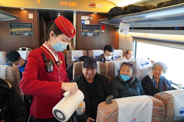 列车员热情为乘客服务.受访者供图