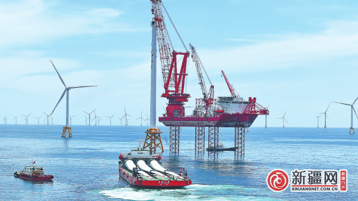 金风科技股份有限公司的风机正在海上装机。（乌鲁木齐晚报资料图片）