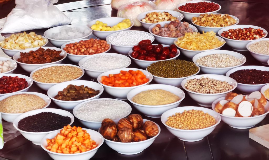 图为南京毗卢寺做腊八粥,摆放在桌子上的36种食材.ic资料图