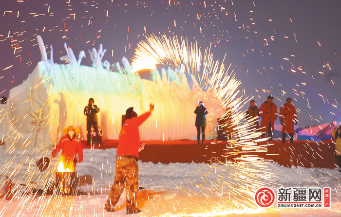 在天山明月冰雪城，工作人员正在进行打铁花表演。（乌鲁木齐晚报资料图片）