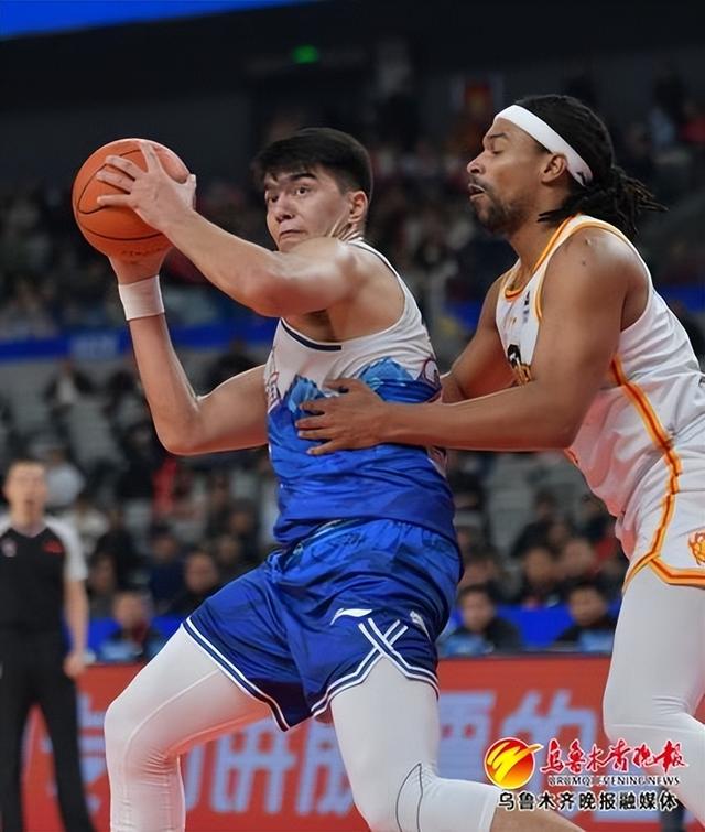 1月17日,在乌鲁木齐奥体中心篮球馆,新疆队球员前场突破.