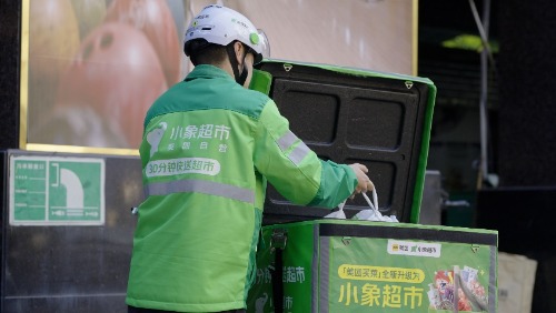 农历新年临近,美团小象超市推出年货节大促活动,满足消费一站式闺齐