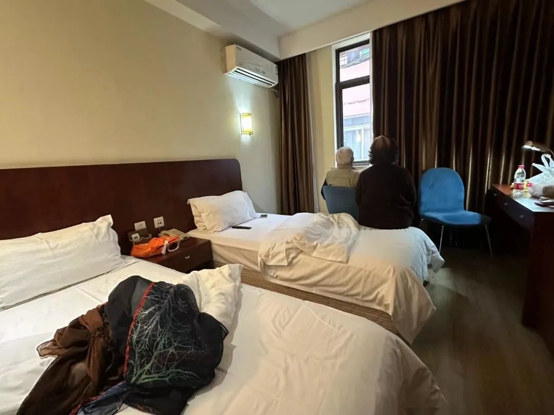 金老伯和他的老伴在狭小的招待所房间