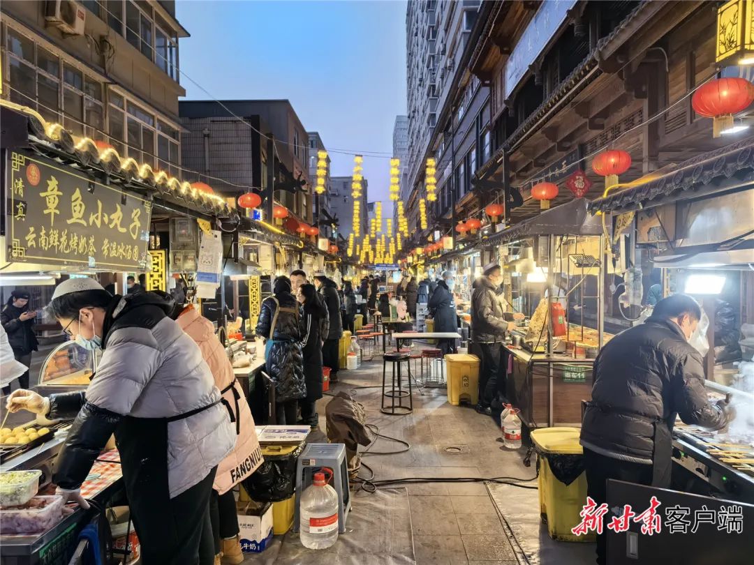 兰州市城关区新光夜市人流密集.新甘肃·甘肃日报记者 蔡文正 摄