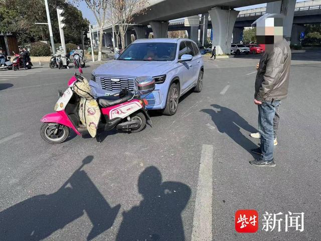 小轿车司机驾车右转,疏于观察撞上电动车|小轿车_新浪财经_新浪网