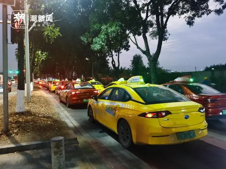 晚上十点,机场接驳的出租车队依然排到五公里之外.