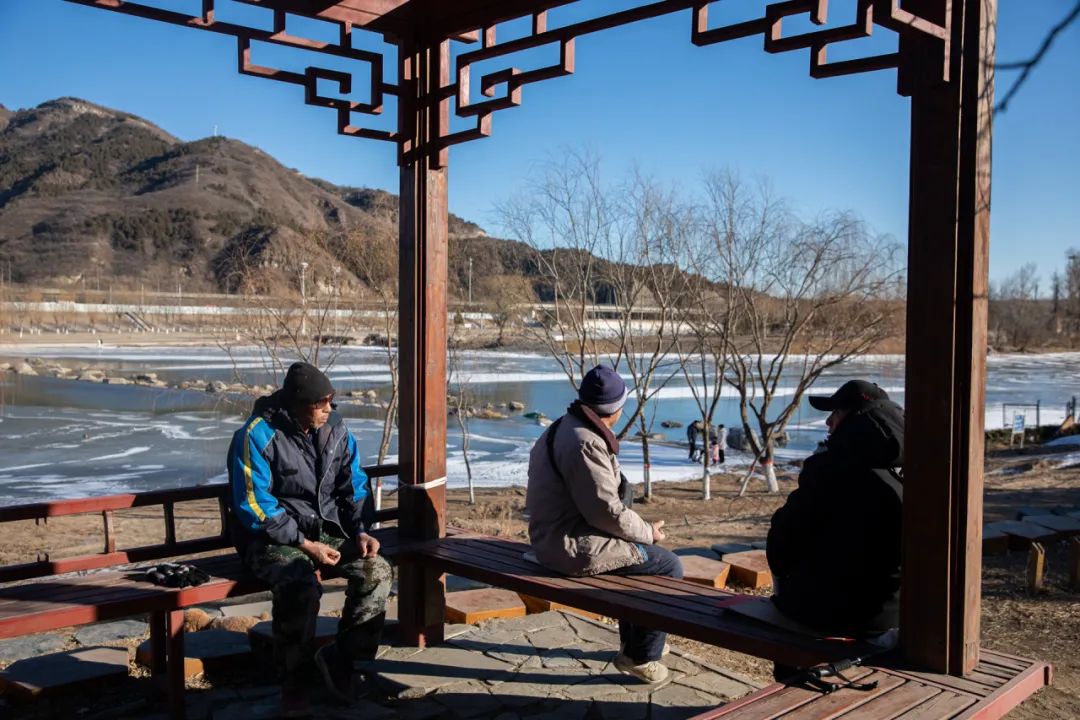 上图:2023年8月1日,门头沟区龙泉镇龙泉雾村,村民在永定河旁观看上涨