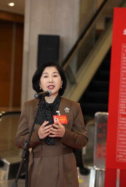 窦桂梅委员:让教育家精神附着在育人合力上