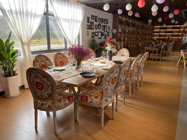 图为位于杭州市余杭区中桥村的一家西餐厅内景.新华社记者马剑 摄