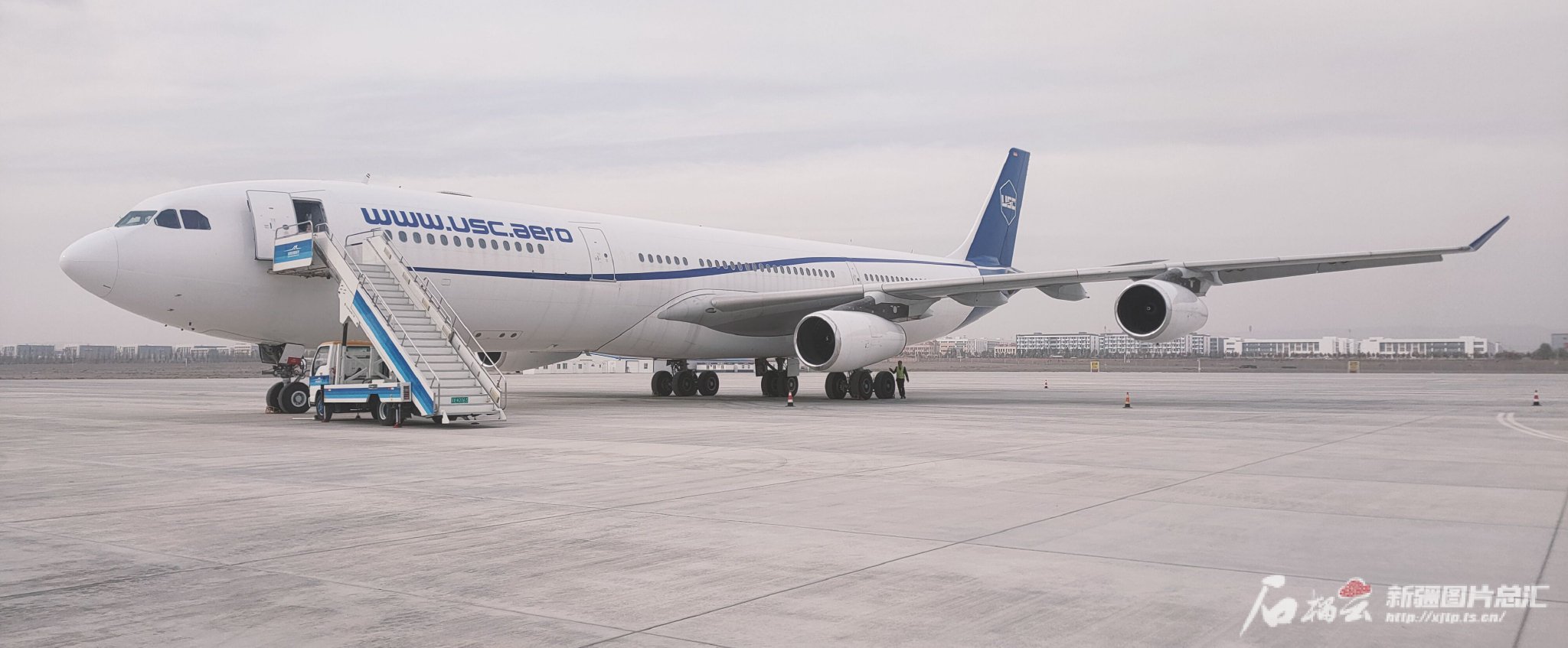一架满载货物的货运包机准备从喀什徕宁国际机场起航(2023年11月19日)
