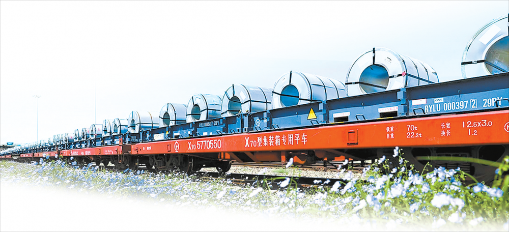 火车运送八钢公司钢材出国。（八钢公司供图）